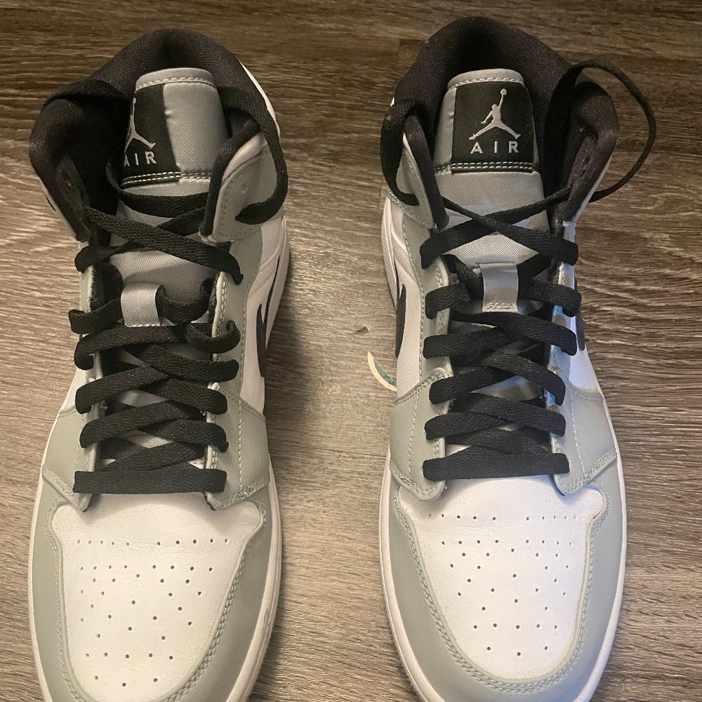 Jordan 1 Mid Light Smoke Grey (size 9)